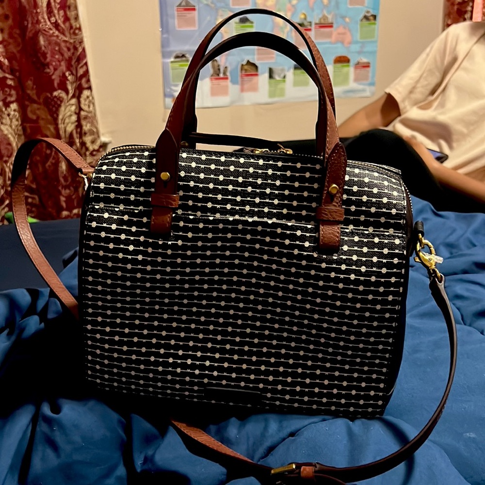 Fossil bag, used about 3 times, very new. Come from a no pet no smoking home.